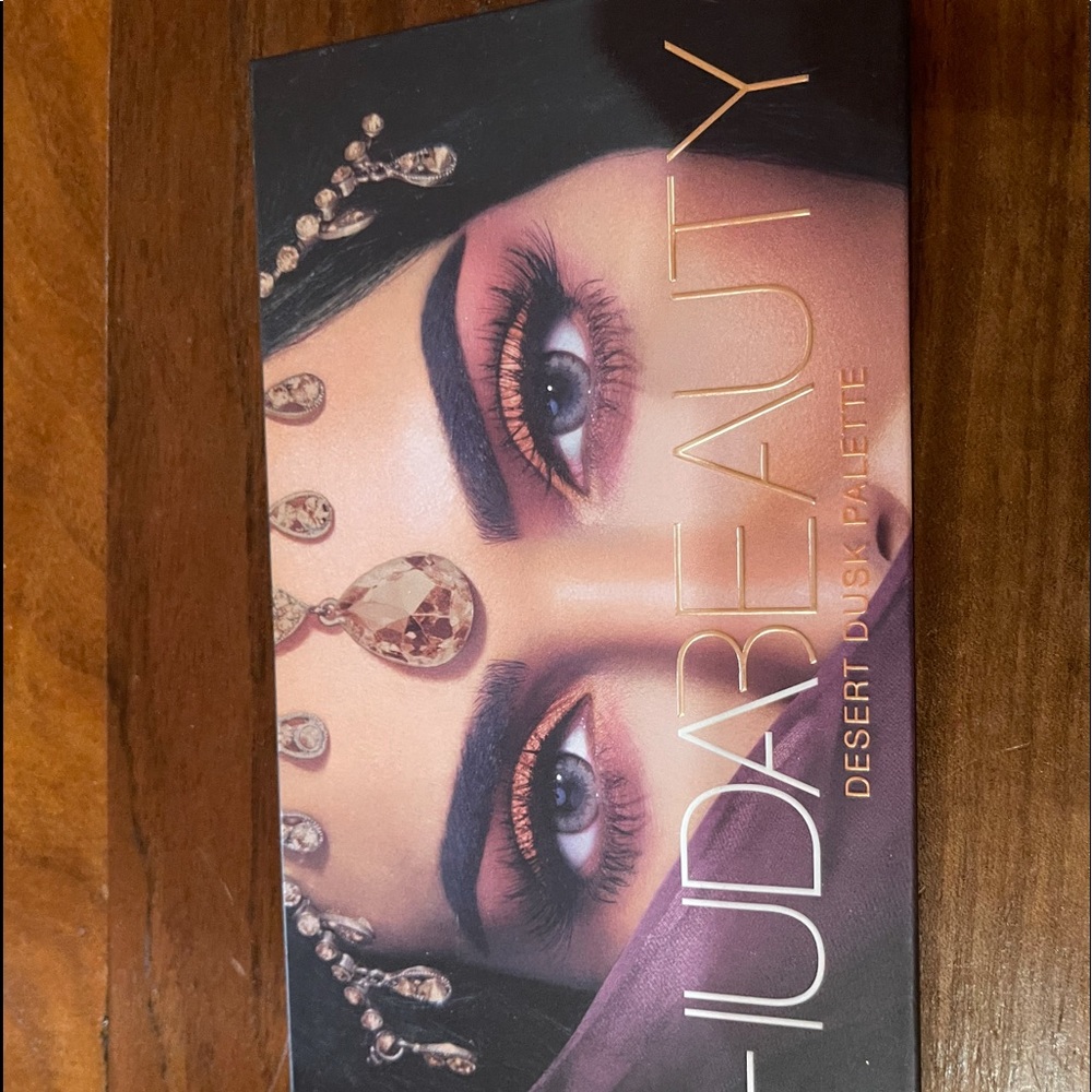Huda beauty eyeshadow palette